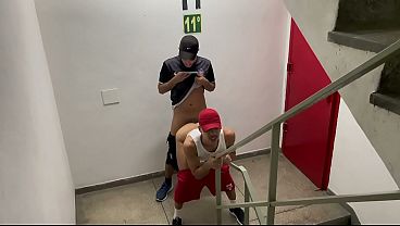 Download Video - ENCONTREI TWINK PAUZUDO PASSIVO NA ESCADA DO PR&Eacute;DIO&period;