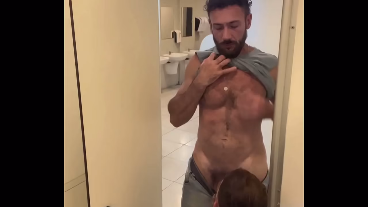 DANDO PRO PAUZUDO GOSTOSO NO BANHEIRO