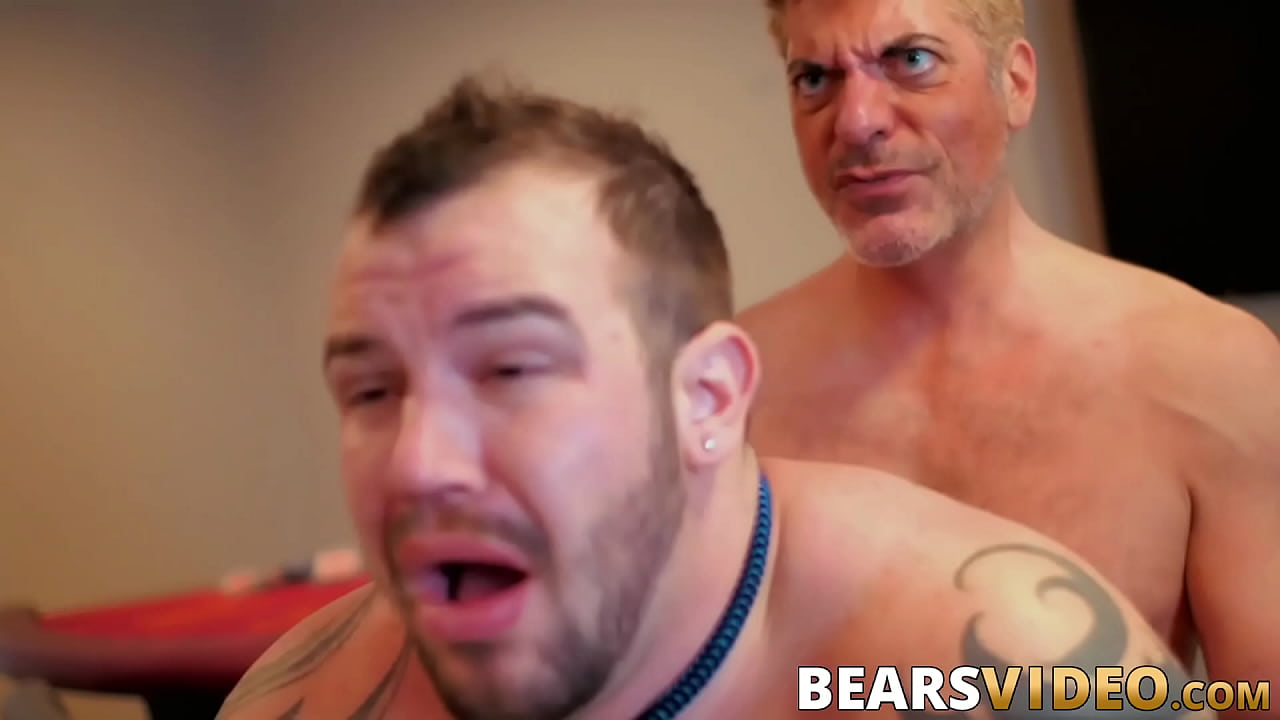Peter Hughes sopla al regordete Chip Young antes de follarlo
                    blowjob tattoo masturbation gay bareback bear big cock jock big dick gay sex hardcore gay bearsvideos pierincg muchos negros