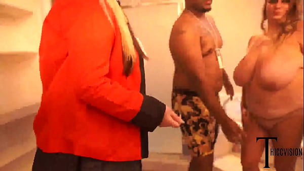 TWO BIG TIT BLONDE WOVES SHARE A BLACK COCK IN THE TUB