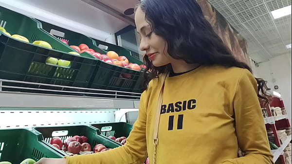 Download Video - Invito a mi casa a una desconocida que vi en el mercado&comma; ella acepta la invitacion pero me dice que solo 3H para que el novio no la descubra