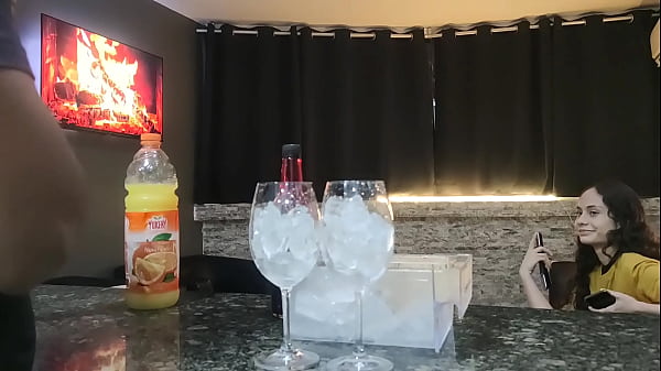 I invite a stranger I saw in the market to my house, she accepts the invitation but tells me that only 3H so that the boyfriend does not discover her