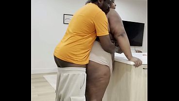 キッチンカウンターで彼女のマンコを激しく突きまくる