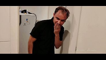 義母がシャワーを浴びているのを見ながら自慰行為をしているところを義母に見つかり、そのいたずら好きな娘はすぐに私を呼び寄せてセックスをしようとした。