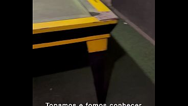 Futebol na tv, sinuca no terra&ccedil;o, exibi&ccedil;&atilde;o e duas gozadas na buceta. Hotwife deu sem camisinha pro KidBengala cover e corno registrando