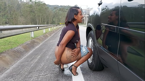 Download Video - Samira Ferraz &eacute; flagrada fazendo xixi - Aniaty Barboza - Ed j&period;