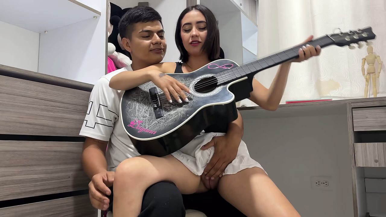 Caliente cachonda hermanastra latina quiere aprender a tocar guitarra y termina disfrutando de una rica y dura follada de su moreno hermanastro hasta terminar en sexo real casero.
                    latina interracial ass blowjob amateur homemade cream big tits culona twerking twerk blowjob 3d muchos negros