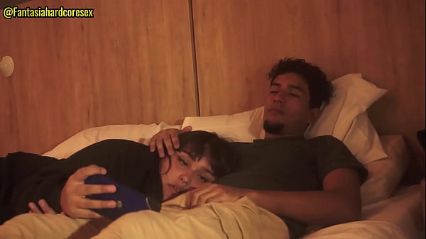 Download Video - Viendo Netflix con mi hermanastra y se acosto en mi regazo para que le metiera el pene en la boca