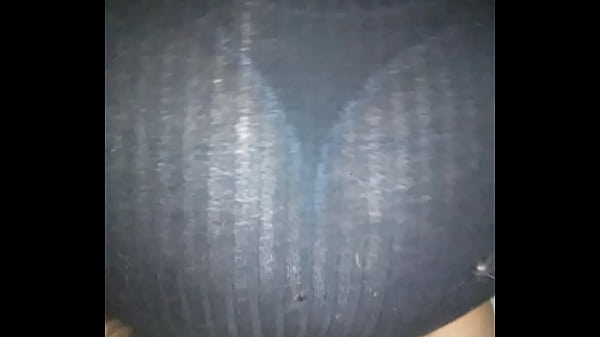 Download Video - Le subo el vestido le toco el culo&comma; corro la tanga y le meto los dedos