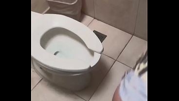 Download Video - Me la COJO de en el Ba&ntilde;o&comma; La Acabo de CONOCER en una FIESTA y me la COJO en el BA&Ntilde;O&period;