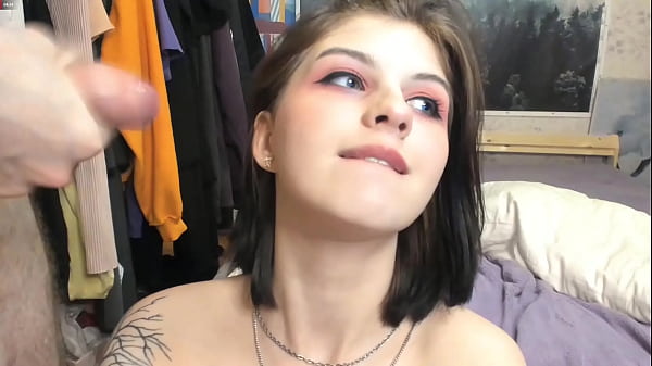 Download Video - Novinha chupando namorado e levando gozada na cara