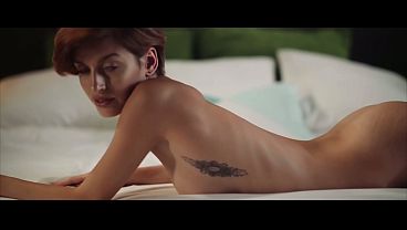 タトゥーを入れた美女が、濡れたマンコをフルーツで弄び、おっぱいとチンコを濡らす