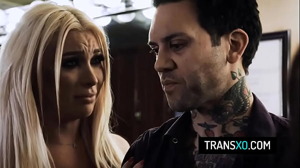 Blonde tranny stripper Aubrey Kate in threesome...