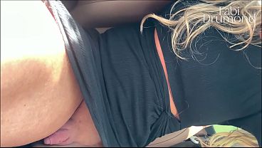Download Video - Loira MILF estaciona no meio da estrada para masturbar seu clit&oacute;ris grande at&eacute; gozar &ndash; Fabi Drumond