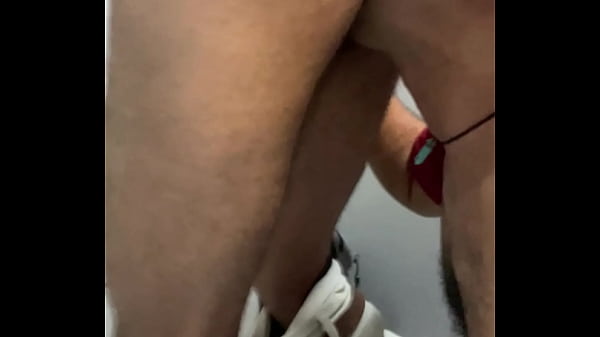 ENGOLE MINHA ROLA NO BANHEIRO Ficou me vigiando...