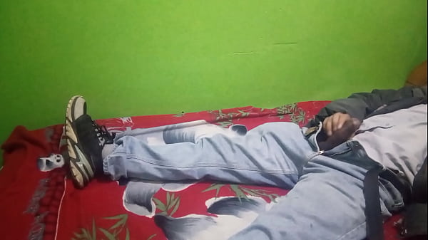 Me hago la paja en alojamiento luego saco mi leche