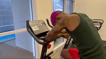 Isso é que dá dividir a máquina da academia com a de 18 anos