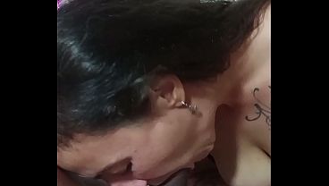 スペイン人の隣人は私をスパイするのが好きで、私のチンポをしゃぶるのが好きなんです