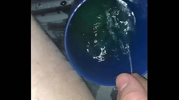 Schottischer Sklave Trinkt Seine Eigene Pisse