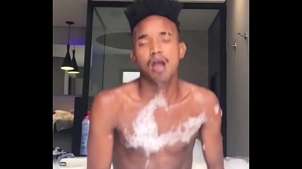 NOVINHO NEGÃO BRASILEIRO MOSTRANDO SUA PICA DE ...