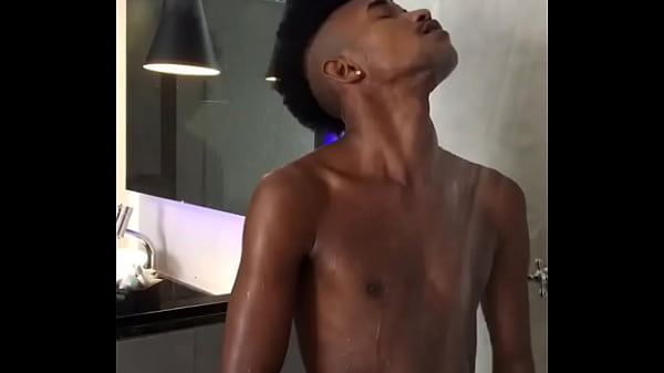 Download Video - NOVINHO NEG&Atilde;O BRASILEIRO MOSTRANDO SUA PICA DE 23CM