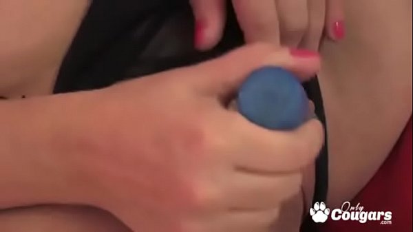 Download Video - Thick And Curvy Amateur Julie Fucks Herself Silly