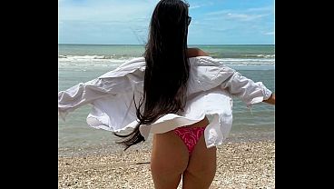 ピンクのビキニと美女がビーチでチルダンス