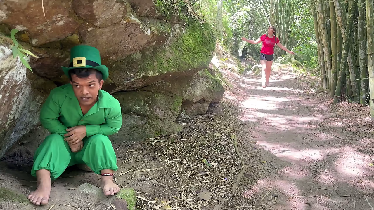 Peque&ntilde_o duende se folla a culona latina perdida a cambio de ayudarla a salir de su bosque m&aacute_gico