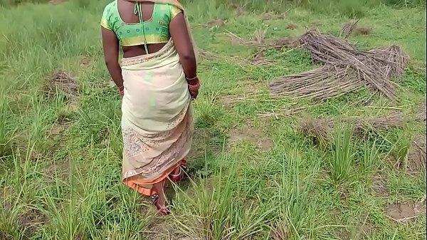 छोटी मोसी को खेत पे बुला के चोद लिया हिंदी में ...