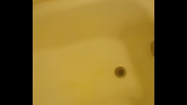 21 Year old Peeing in the bathtub 43 sec
