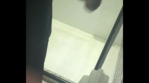 Download Video - CONVENCI O VENDEDOR DE BALAS H&Eacute;TERO A ME FUDER&period; PUTO ERA GOSTOSO E GOZOU NO MEU CUZINHO&period;