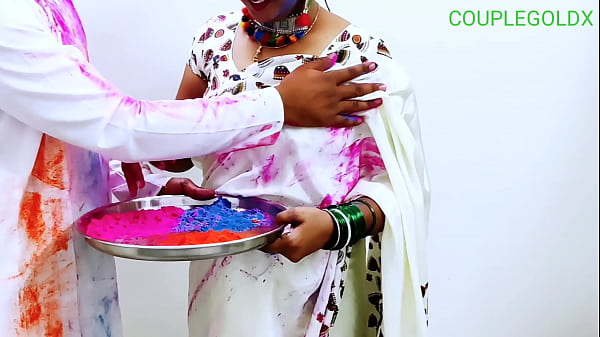 Download Video - हैप्पी होली भाभी जी घर पर कोई नहीं है प्लीज चोदने दो ना प्लीज़