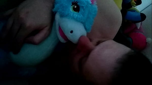 Peluche Stégosaure Turquoise Embrassant Et Fouinant Passionnément De La Tête Aux Pieds
