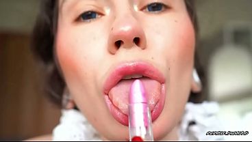 光沢のあるメタリックピンクのキスと唾を吐くキス