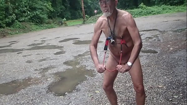 Exhib sous la pluie dans les flaques