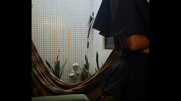 freira tem orgasmo intenso metendo na buceta apertada com um enorme vibrador monstro