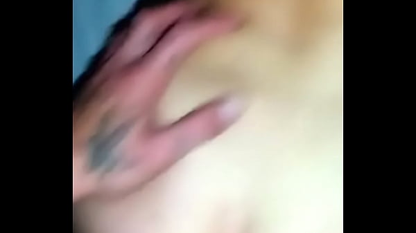 Chaud Gorgeus 18 A Eu L'orgasme Sur La Bite De Tatouage Boyf