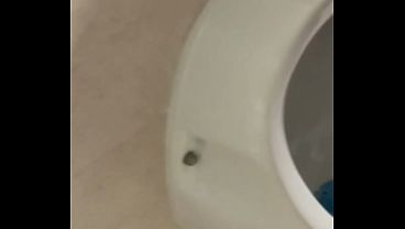 プールで楽しんでいる2人の少年、公衆トイレの小便器