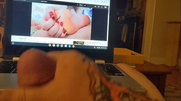 Je Jouis En Regardant Une Fille Cracher Sur Ses Pieds