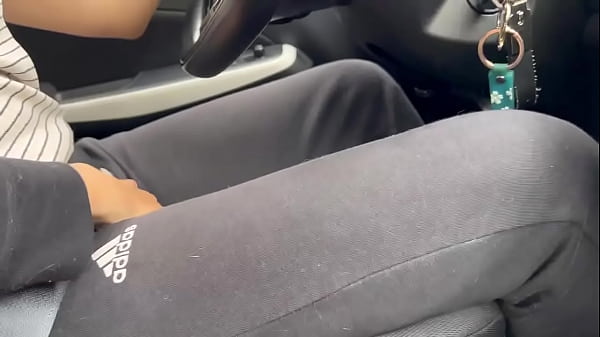 Download Video - Sexo publico en el parqueadero de mi casa&comma; qu&eacute; vagina tan mojada&excl;