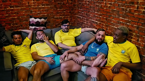 ORGIA ENTRE TORCEDORES QUE ASSISTIAM JOGO NA TV...