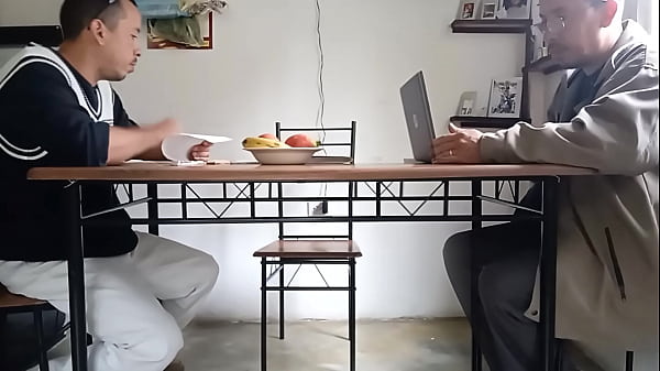El cornudo se distrae cerrando negocios mientras yo me meto debajo de la mesa para chuparle la polla a su compañero.
                   El cornudo se distrae cerrando negocios mientras yo me meto debajo de la mesa para chuparle la polla a su compañero. muchos negros