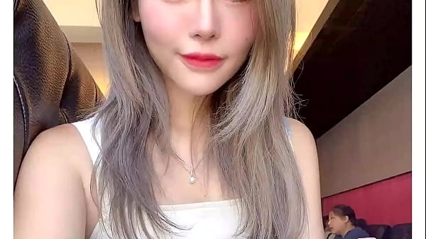 The big step sister next door will help you blowjob and swallow the sperm. The step brother's semen is so good, please give it to the older step sister. My step sister likes it so much~