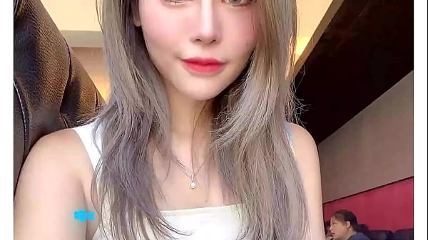 The big step sister next door will help you blowjob and swallow the sperm. The step brother's semen is so good, please give it to the older step sister. My step sister likes it so much~