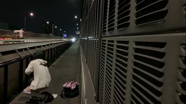 Download Video - 女装子まゆちゃんがトラックがばんばん通る夜の国道の歩行者通路で全裸になってM字開脚したり大股開きしたりして露出プレイを楽しむ