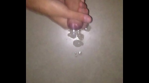 JOVEN SE MASTURBA VIENDO PORNO Y CONSIGUE LO QU...