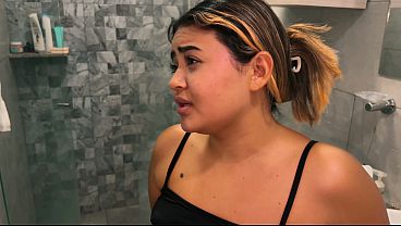 Download Video - Hermanastra Insegura por sus Tetas Peque&ntilde;as Termina Follando con su Hermanastro