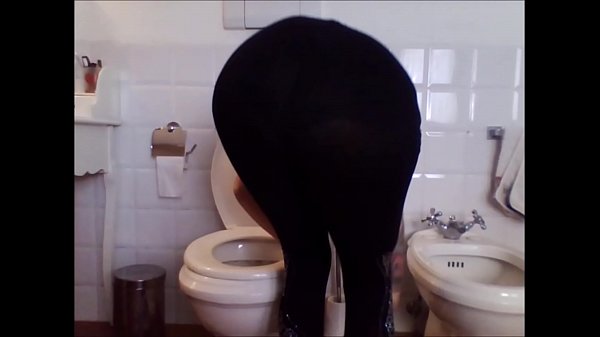 smokin fetish! see how i relax myself on the wc with cigarettes