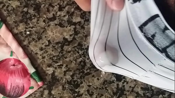 Download Video - Novinho gozando pela cueca