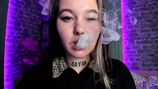 Alternative girl VAPING